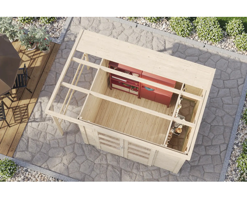 Vue de dessus d'une cuisine d'été en construction brute avec poutres en bois, kitchenette et terrasse en pierre