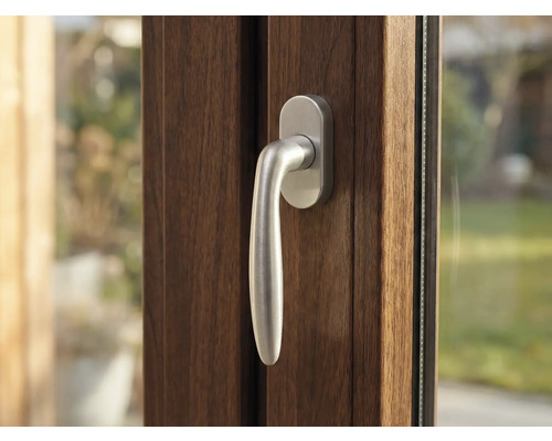 Nahaufnahme eines braunen Fensters mit silberfarbenem Griff