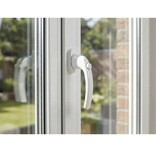 Vue détaillée d'une fenêtre en plastique avec poignée de fenêtre