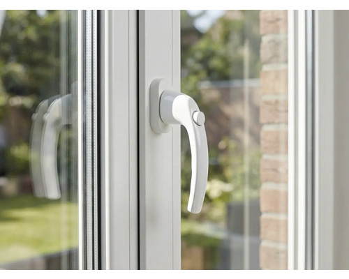 Vue détaillée d'une fenêtre en plastique avec poignée de fenêtre