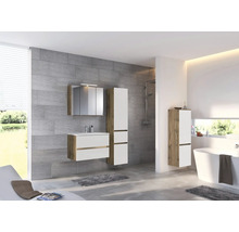 Salle de bains moderne avec ensemble de meubles blanc et aspect chêne, comprenant meuble sous-vasque, armoire de toilette et colonnes.