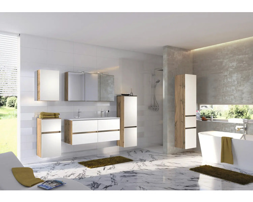 Salle de bain moderne et lumineuse avec meubles blancs aspect chêne, meuble sous vasque, armoire de toilette, colonnes, baignoire et sol en marbre.