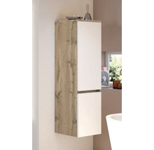 Colonne de salle de bains murale moderne avec corps aspect bois et deux portes blanches dans une salle de bains lumineuse et organisée.