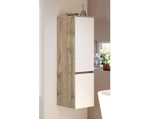 Colonne de salle de bains murale moderne avec corps aspect bois et deux portes blanches dans une salle de bains lumineuse et organisée.