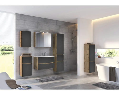 Salle de bains lumineuse avec carrelage gris et meubles modernes gris foncé et aspect chêne: meuble sous-vasque, armoire de toilette et colonnes.