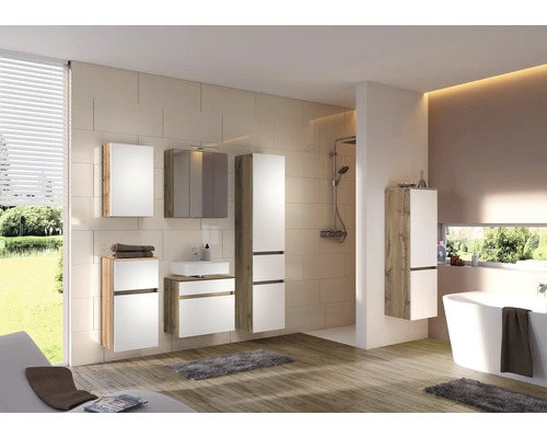 Ensemble de meubles de salle de bain modernes blanc et bois, avec meuble sous-vasque, armoire de toilette et colonnes dans une salle de bain claire.
