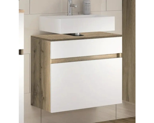 Meuble sous-vasque suspendu aspect bois avec façades blanches, vasque à poser rectangulaire et robinetterie.