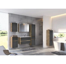Modernes Badezimmer Set in Anthrazit und Eichenoptik mit Waschtisch, Spiegelschrank und Hochschränken vor grauer Fliesenwand.