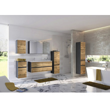 Modernes Badezimmer mit Badmöbeln in Holzoptik, Waschbeckenunterschrank, Spiegelschrank, Hochschränken, Badewanne und Dusche.