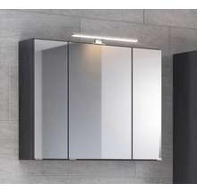 Dreitüriger Spiegelschrank für das Badezimmer mit integrierter LED-Aufsatzleuchte an einer Wand in Fliesenoptik.