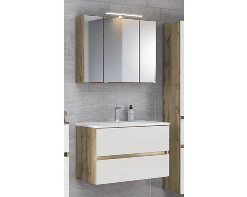 Modernes Badezimmermöbel-Set mit weißem Waschtischunterschrank, zwei Schubladen, Seiten in Eichenoptik und 3-türigem Spiegelschrank mit Beleuchtung.