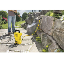 Nettoyeur haute pression en cours d'utilisation pour nettoyer les pierres dans le jardin.