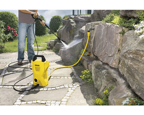 Nettoyeur haute pression en cours d'utilisation pour nettoyer les pierres dans le jardin.