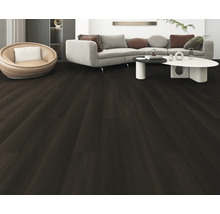 Salon avec plancher en bois foncé, canapé et fauteuil