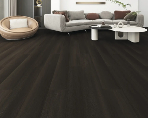 Salon avec plancher en bois foncé, canapé et fauteuil