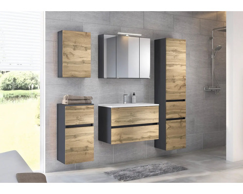 Modernes Badmöbel-Set in Eichenoptik und Anthrazit mit Waschtisch, Spiegelschrank, Hochschrank und Seitenschränken vor einer grauen Wand.