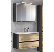Badezimmermöbel-Set mit Waschtischunterschrank in Holzoptik, zwei Schubladen, weißem Waschbecken und dreitürigem Spiegelschrank mit Beleuchtung.