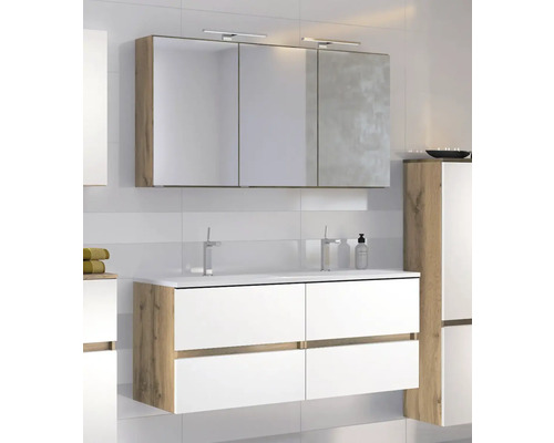 Modernes Badezimmermöbel-Set mit hängendem Doppelwaschtisch in Weiß und Holzoptik sowie einem dreitürigen Spiegelschrank mit LED-Beleuchtung.
