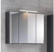 Armoire de toilette à trois portes avec éclairage LED supérieur et corps sombre sur un mur en pierre grise.