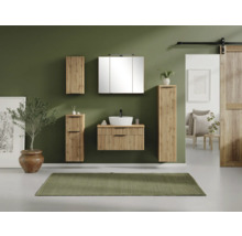 Ensemble de salle de bain moderne aspect chêne avec façades à lamelles, meuble sous-vasque, vasque à poser, armoire de toilette et colonnes.