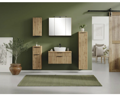 Ensemble de salle de bain moderne aspect chêne avec façades à lamelles, meuble sous-vasque, vasque à poser, armoire de toilette et colonnes.