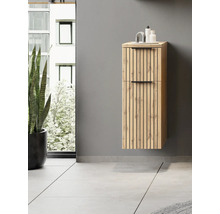 Colonne de salle de bains suspendue aspect bois avec lattes et poignées noires dans une salle de bains moderne et lumineuse à côté d'une plante.