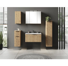Ensemble de meubles de salle de bain moderne avec façades en lattes de bois, comprenant un meuble sous-lavabo, une armoire de toilette et des colonnes.