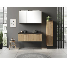 Ensemble de salle de bains moderne avec meuble sous-vasque double suspendu aspect bois, vasque noire, armoire de toilette et colonne.