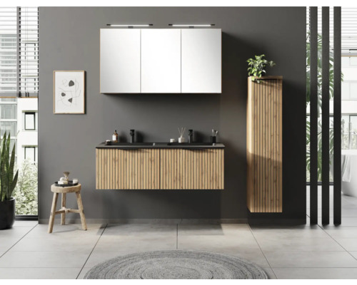 Ensemble de salle de bains moderne avec meuble sous-vasque double suspendu aspect bois, vasque noire, armoire de toilette et colonne.