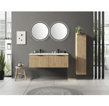 Salle de bains moderne avec double meuble vasque en lattes de bois, deux miroirs LED ronds et une armoire haute en bois assortie.