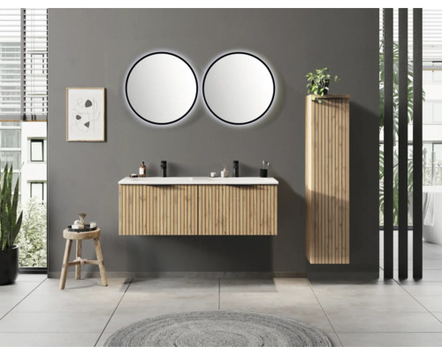 Salle de bains moderne avec double meuble vasque en lattes de bois, deux miroirs LED ronds et une armoire haute en bois assortie.