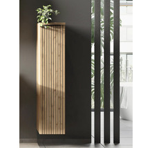 Armoire de salle de bain suspendue haute avec façade en lattes de bois verticales aspect chêne dans une salle de bain moderne.