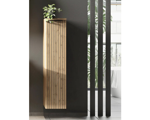 Armoire de salle de bain suspendue haute avec façade en lattes de bois verticales aspect chêne dans une salle de bain moderne.