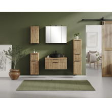 Ensemble de salle de bain moderne avec meubles en lattes de bois, meuble sous vasque, armoire de toilette et colonnes dans une pièce lumineuse.