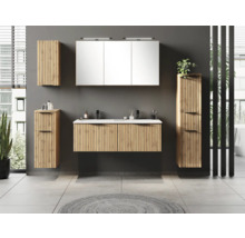Ensemble de meubles de salle de bains moderne aspect bois avec lamelles, double vasque, armoire de toilette éclairée et colonnes suspendues.