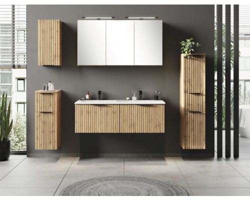 Ensemble de meubles de salle de bains moderne aspect bois avec lamelles, double vasque, armoire de toilette éclairée et colonnes suspendues.