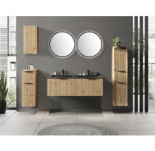 Salle de bains moderne avec meuble sous-vasque double en lattes de bois, deux lavabos noirs, deux miroirs ronds éclairés et meubles de rangement.