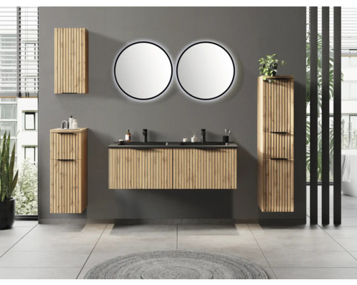 Salle de bains moderne avec meuble sous-vasque double en lattes de bois, deux lavabos noirs, deux miroirs ronds éclairés et meubles de rangement.