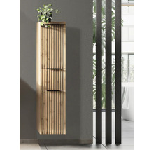 Colonne de salle de bains suspendue aspect bois avec lamelles verticales et poignées noires dans une salle de bains moderne.