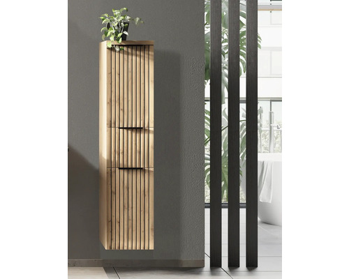 Colonne de salle de bains suspendue aspect bois avec lamelles verticales et poignées noires dans une salle de bains moderne.