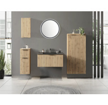Ensemble de meubles de salle de bain moderne aspect bois avec design à lattes, comprenant meuble sous-vasque, colonne et miroir rond.