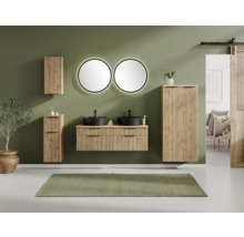 Salle de bain moderne avec meuble double vasque aspect chêne à lattes, deux vasques à poser noires et deux miroirs ronds à LED.