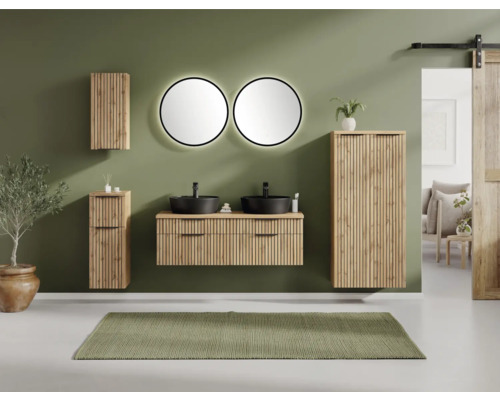 Salle de bain moderne avec meuble double vasque aspect chêne à lattes, deux vasques à poser noires et deux miroirs ronds à LED.