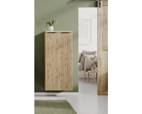 Armoire murale moderne en bois avec façade à lattes dans un espace de vie lumineux et organisé, avec vue sur une pièce voisine.