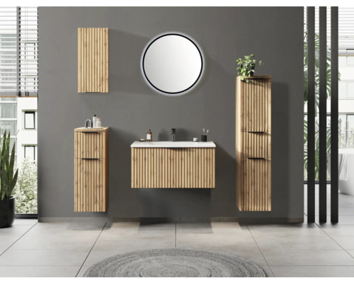 Badezimmermöbel-Set in Holzoptik mit vertikalen Lamellen, Waschbeckenunterschrank, zwei Hochschränken und rundem beleuchtetem Spiegel.