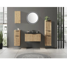 Modernes Badezimmer mit hängenden Möbeln in Holzlamellen-Optik, bestehend aus Waschtisch mit schwarzem Becken, rundem Leuchtspiegel und Schränken.
