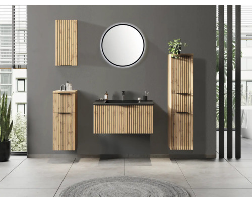 Modernes Badezimmer mit hängenden Möbeln in Holzlamellen-Optik, bestehend aus Waschtisch mit schwarzem Becken, rundem Leuchtspiegel und Schränken.
