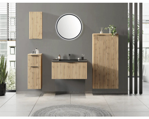 Modernes Badezimmermöbel-Set in Holzoptik mit Lamellen-Design, bestehend aus Waschtisch, Hochschrank, Seitenschrank und rundem Spiegel.