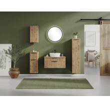Modernes Badezimmer mit strukturierten Holzmöbeln in Lamellen-Optik, bestehend aus Waschtisch, Aufsatzbecken, Wandschränken und rundem Lichtspiegel.