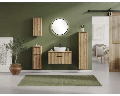Modernes Badezimmer mit strukturierten Holzmöbeln in Lamellen-Optik, bestehend aus Waschtisch, Aufsatzbecken, Wandschränken und rundem Lichtspiegel.
